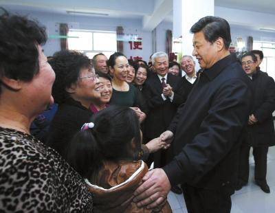 习近平顶风踏雪慰问边防官兵 与战士一起站岗