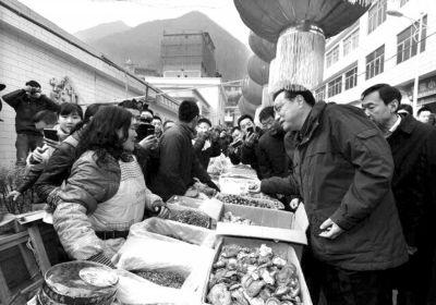 昨天,李克强在陕西一集贸市场了解货源情况。