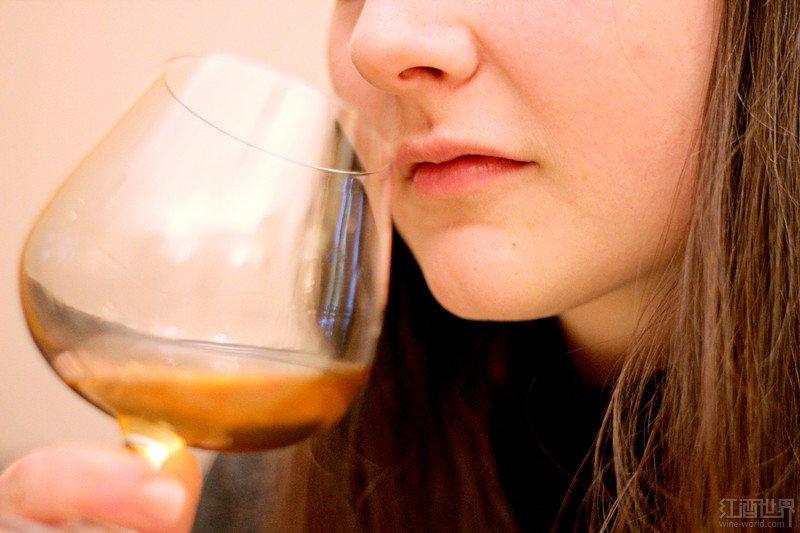 专家示范如何品鉴单一纯麦威士忌(11步)