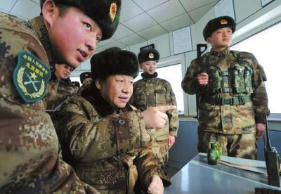 习近平顶风踏雪慰问边防官兵 与战士一起站岗