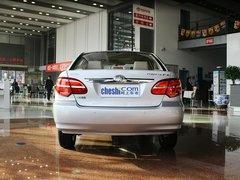 一汽丰田 花冠 1.6 AT 车辆正后方尾部视角