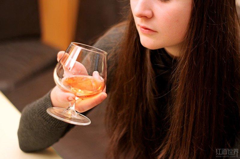 专家示范如何品鉴单一纯麦威士忌(11步)