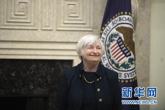 2月3日,在美国首都华盛顿,耶伦宣誓就任美联储主席。美国联邦储备委员会3日宣布,珍妮特·耶伦当日正式宣誓就任美联储主席。美联储在声明中说,耶伦当天在美联储会议厅宣誓就职,仪式由美联储理事丹尼尔·塔鲁洛主持。耶伦担任美联储主席的任期为四年,至2018年2月3日。新华社发