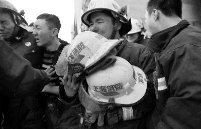 救援现场,失去战友的消防队员悲痛不已供图/上海市消防局