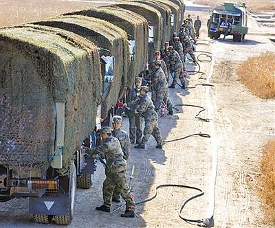②野战化群车油料补给.