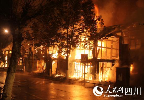 事故现场火光冲天(刘福平 摄)