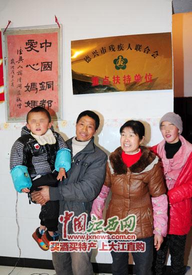 5旬农妇18年先后收养85名孤残儿童