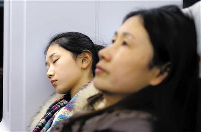 2月10日晚,刘诗童在和妈妈回济南的路上睡着了.