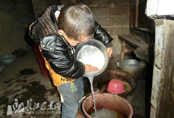 4岁男孩支撑穷家 独自淘米煮饭照顾74岁奶奶(图)-中新网