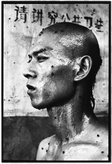 张洹《荣荣的东村》:重返中国实验艺术的源头