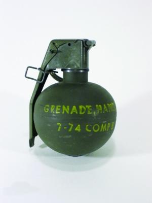 贵阳花溪一工人在山坡上发现一枚手榴弹 来源蹊跷