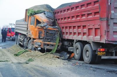 甘肃永登县两辆拉砂车相撞 致2死1伤(图)