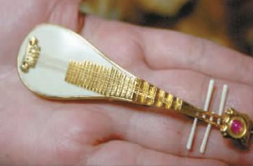 微刻大师潘启慧:3.5厘米长琴弦上刻630字"琵琶行"