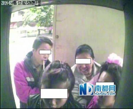 银行ATM机监控录像显示,2月6日17点02分,一家正围在ATM机前取钱。
