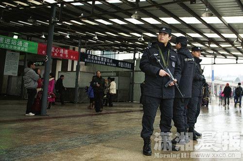 长沙公路铁路机场安保升级 特警手持冲锋枪巡逻