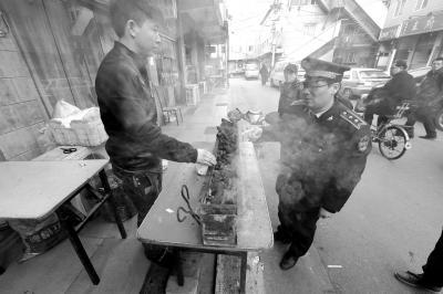 北京露天烧烤增多 摊主辩称不知雾霾天是什么