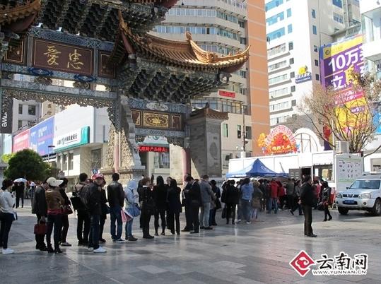 前来献血的热心市民排起了长龙