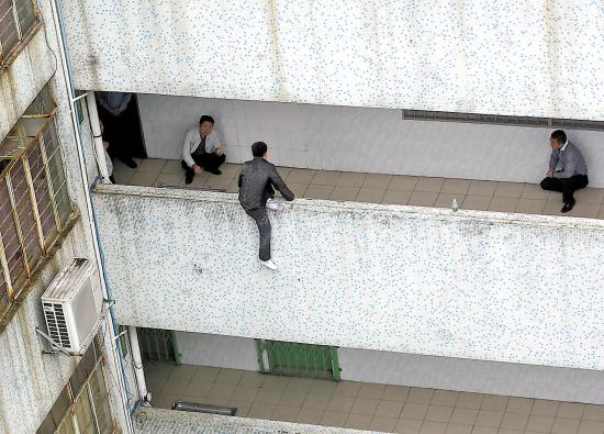 男子翻墙入校扬言跳楼 学校被迫停课(图)