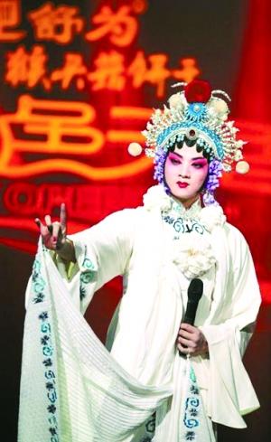 《国色天香》霍尊反串男旦 将全套装束穿戴上身