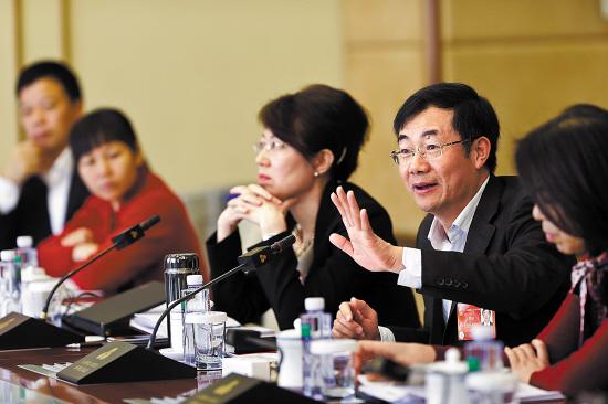 陈文笔 摄10日,在小组讨论时,全国人大代表,深圳市国税局局长范立新说