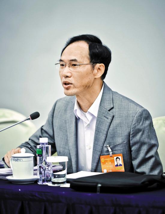 庄建谈医患关系 特派记者 陈文笔 摄