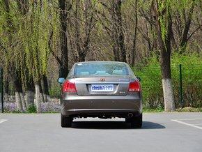 吉利帝豪 2.4L 自动 车辆正后方尾部视角