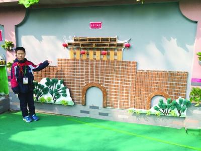 新闻中心 文化新闻  用麻将席,装修材料,废旧磁带和小石子拼起来的"