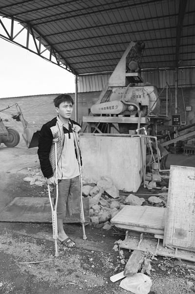 男子打工生事故断腿 打赢官司一直拿不到安装假肢费