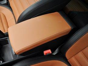 һ��-���� 2.0TSI DSG ǰ�����������м�