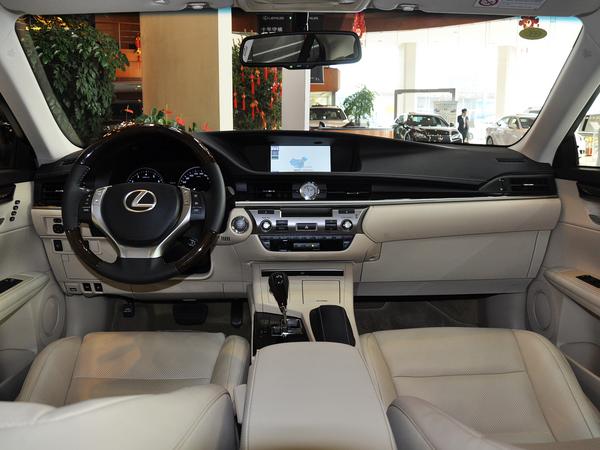 雷克萨斯 2.5 自动 中控台整体