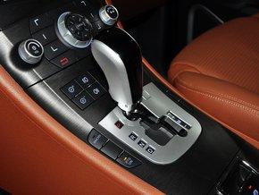 东风裕隆 2.2T 自动 挂档把手特写