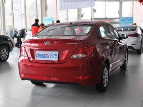 北京现代 三厢 1.4L 手动 车辆右侧尾部视角