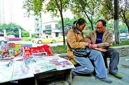 昨日,南坪,没有顾客时,冯光新正帮妻子周琴按摩手臂。记者蒋雨龙 摄