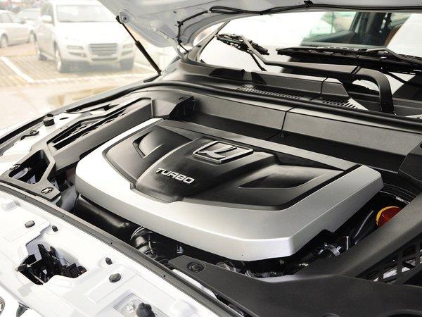 东风裕隆 2.2T 自动 发动机主体特写