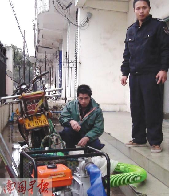 用高压水枪冲击滩涂 北海沙虫遭毁灭性挖掘(组图)