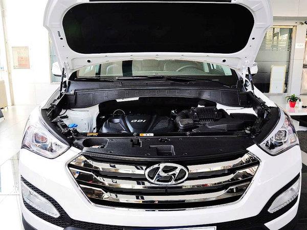 北京现代 2.4L 自动 发动机局部特写