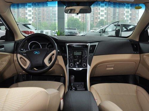 北京现代 2.0L 自动 中控台整体