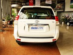 一汽丰田 普拉多 4.0 AT 车辆正后方尾部视角