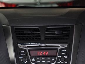 北京现代 三厢 1.4L 手动 中控仪表台上方