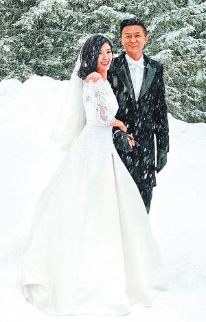 苏慧伦(左)与新郎孙益民强忍零下5摄氏度的低温,在雪地拍婚照.