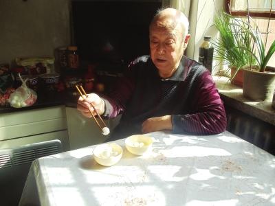 八旬老人身怀筷子神功可夹铜钱飞镖 欲申请非遗