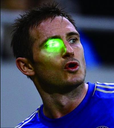 突然前方传来一束束异常强烈的绿色"激光",照到你的眼睛里,短时间内你