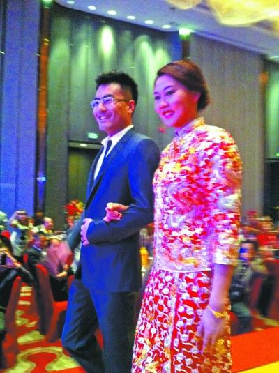 赵菁回门晒幸福 催程菲结婚抱队友孩子逗玩(图)