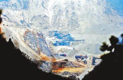 ��������Ƭ��ɽ����¶���⣬ֲ���Ѿ��������ڣ������豸��¡��¡�ؽ��в�ʯ�������ĳ��������ڲ�ƽ����ӹ�ش���Ͻ�ĳ���Ӵ帽����һ����ɽ�ϡ�