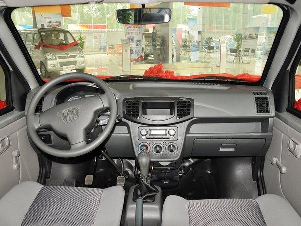 外观上威旺205整体外观硬朗,车身线条分明,前脸造型比较时尚,内饰采用