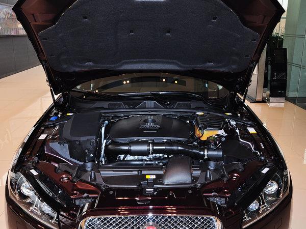 捷豹 xf 2.0t 发动机局部特写