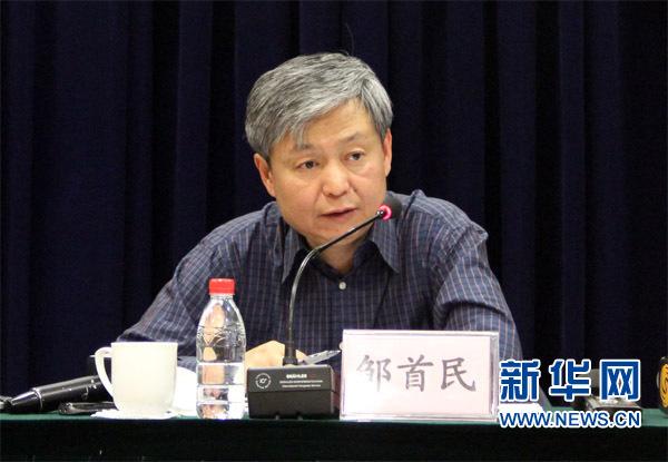 图为环保部环境监察局局长邹首民在新闻发布会上回答记者提问.