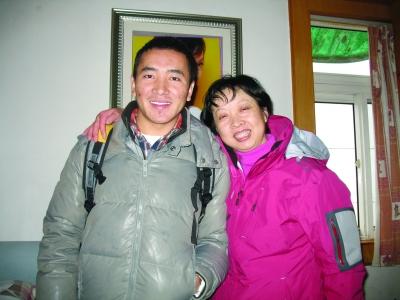 55岁的张玉霞在南京一家医院做护士,7年前患上了帕金森病,全身僵硬如"