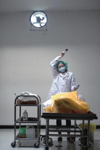 90后女入殓师:社会给了我们太大压力(组图)-中新网