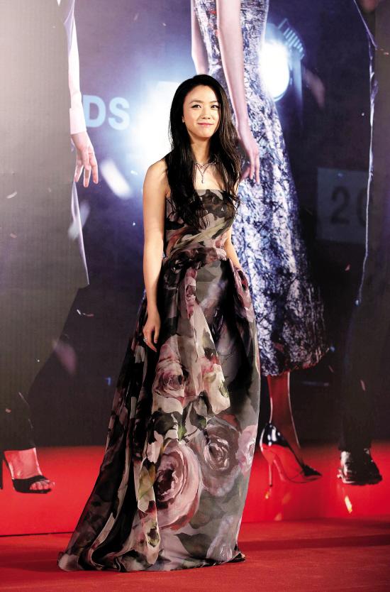 汤唯穿长裙亮相金像奖 刘嘉玲透视装性感(图)